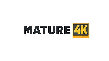 Зрелая баба дала попробовать мокрую киску молодому соседу...