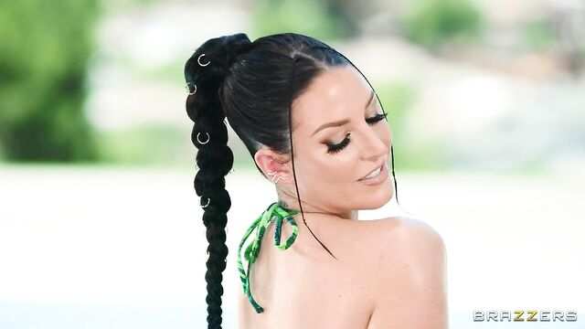 Масляная задница брюнетки радуется анальном проникновению...