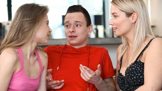 Девушки делают минет своим ухажерам, устраивая групповой секс...