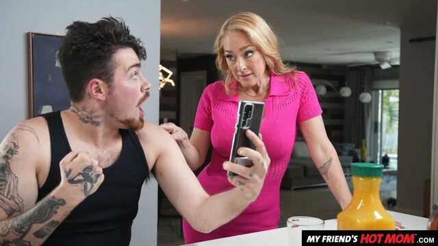 Мамочка в порыве страсти показала больший дойки и сделала минет пасынку...