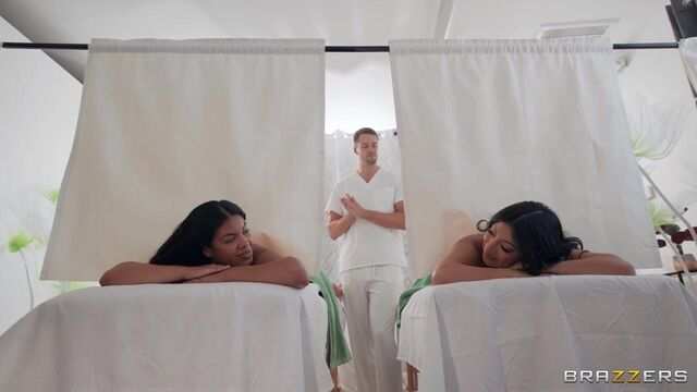 Похотливая брюнетка сделала минет массажисту и развела его на секс...