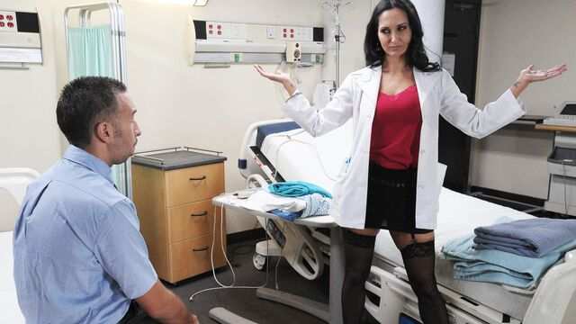 Врачиха в чулках сделала лечебный минет мужику и анал подставила