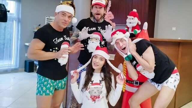 Симпатичная молодая брюнетка получила яркое удовольствие на праздник