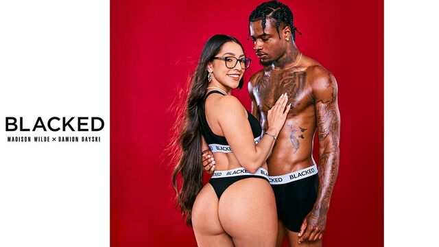 Скромница подставила волосатую пилотку для негра и кайфанула от куни...