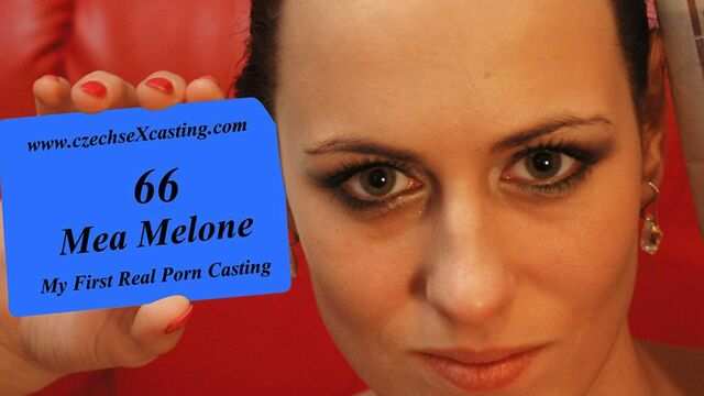 Опытная проститутка в сетчатых чулках делает шикарный минет клиенту