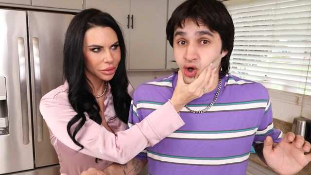 Опытная мамочка с шикарными сиськами пасынка порадовала своей киской...