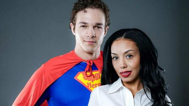 Миниатюрная брюнеточка отлично попрыгала на большом члене парня...