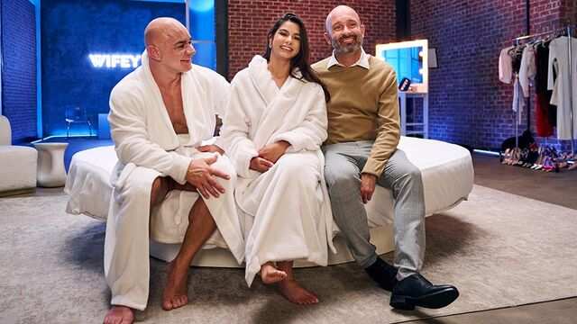 Муж смотрит как его молодая жена с аппетитной попкой делает минет другому