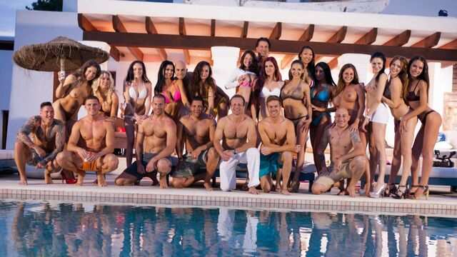 Толпа разгоряченных девушек готова делать минет и трахаться в групповом порно