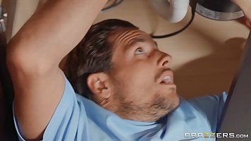 Мамочка с большими дойками раздвинула ноги для порки с молодым соседом...