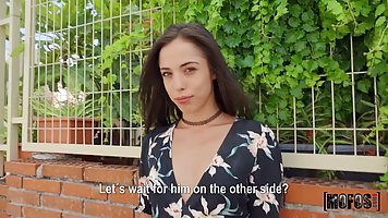 Парень познакомился на улице с брюнеткой и устроил ей хардкор от первого лица...